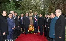Tổng Bí thư, Chủ tịch nước Tô Lâm đặt hoa tại Tượng đài Bác Hồ ở Montreuil