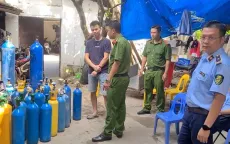 Bắt quả tang cơ sở cung cấp khí cười nằm sâu trong ngõ nhỏ ở Hà Nội