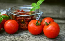 Cà chua ăn sống hay nấu chín thì tốt hơn?