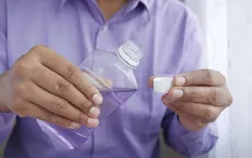 Dùng nước súc miệng đúng cách