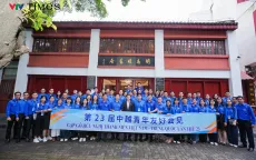 Đại biểu thanh niên Việt Nam đến thăm Nhà ở cũ của Chủ tịch Hồ Chí Minh tại thành phố Liễu Châu (Trung Quốc)