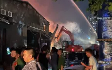 Hơn 3 giờ nỗ lực dập tắt đám cháy lớn trong đêm ở Hà Nội