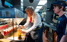 Ông Trump phát khoai tây chiên ở Pennsylvania để chế giễu bà Harris