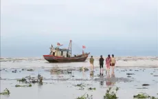 Cửa biển Lạch Vạn bị bồi lắng, tàu đánh cá công suất lớn liên tục bị mắc cạn