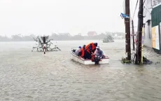 Mang tài sản đi tránh lũ, người đàn ông ở Quảng Bình bị lật thuyền mất tích
