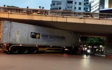 Tước GPLX tài xế xe container mắc kẹt dưới gầm cầu Ngã Tư Sở do đi theo Google Maps