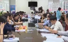 Người dân TP Hồ Chí Minh xếp hàng làm hồ sơ trước ngày bảng giá đất mới có hiệu lực