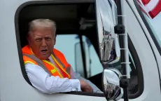 Ông Trump ngổi trên xe chở rác đi vận động tranh cử để đáp trả phát ngôn của Tổng thống Biden