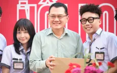 NSƯT Hữu Châu ủng hộ nghệ sĩ trẻ