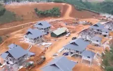 Những ngôi nhà đầu tiên thành hình tại khu tái định cư Làng Nủ
