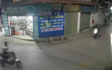 Hai tài xế nhảy khỏi xe tránh cú tông trực diện tại khúc cua khuất tầm nhìn