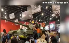 Bức xúc hình ảnh du khách trèo lên hiện vật ở Bảo tàng Lịch sử Quân sự Việt Nam