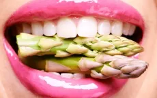 8 thực phẩm làm trắng răng tự nhiên
