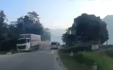 Tránh xe bus vượt ẩu, xe tải lao xuống rãnh thoát nước