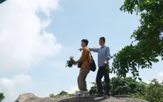 Hành trình hái lá thuốc trên đỉnh núi Cấm