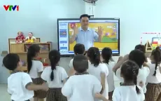 Khi thầy giáo đứng lớp mầm non