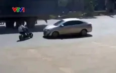 Vượt ẩu ở khúc cua, ô tô con tông văng 2 học sinh đi xe đạp điện