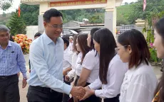 Bí thư Tỉnh ủy Quảng Bình thăm, tặng quà thầy cô, học sinh nhân Ngày Nhà giáo Việt Nam