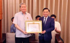 Trao Huy hiệu 50 năm tuổi Đảng tặng đồng chí Đinh Thế Huynh