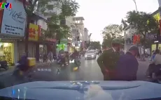 Cố luồn lách để vượt, tài xế xe máy ngã ra đường ngay trước mũi ô tô