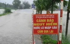 Quảng Ngãi: Giao thông bị chia cắt do mưa lớn kéo dài gây sạt lở