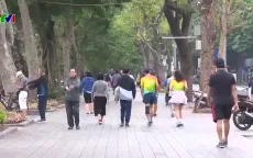 Nhiệt độ miền Bắc giảm mạnh, người dân tích cực chuẩn bị chống rét