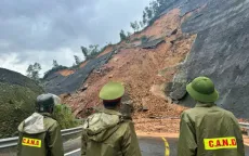 Sạt lở tại cao tốc La Sơn - Túy Loan, đất đá tràn xuống mặt đường