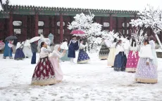 Người dân Seoul đối phó với trận tuyết đầu mùa dày nhất lịch sử