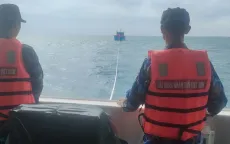 Tàu cá ngư dân bị hỏng máy được tàu Vùng 4 Hải quân lai kéo về cảng