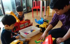 Hàn Quốc hướng tới cho 70% nam giới nghỉ phép chăm con