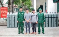 Phát hiện hơn 1.200 bình khí cười vận chuyển bằng bè mảng qua đường biển