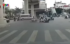 Vượt đèn đỏ tại ngã tư, xe máy bị xe đi đúng hiệu lệnh đèn tông hất văng