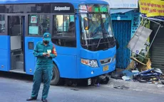 Xe bus lao qua đường tông xe máy và xe đạp, 2 người bị thương