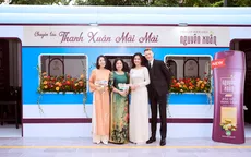 Nguyên Xuân đem “Tiệm tóc thanh xuân” đến đường hoa Nguyễn Huệ, TP. Hồ Chí Minh