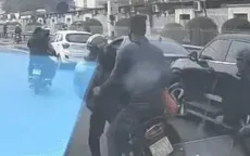 Tài xế xe ôm bất ngờ bị tấn công khi đang chở khách trên đường Hà Nội