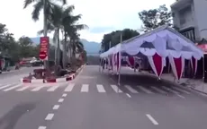 Nguy hiểm khi dựng rạp cưới dưới lòng đường