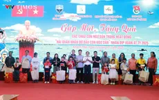 Vùng 4 Hải quân tặng quà con ngư dân được nhận đỡ đầu nhân dịp Tết nguyên đán Ất Tỵ