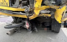 Xe máy đâm trực diện ô tô tải, 2 thiếu niên tử vong ở Quảng Trị