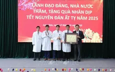 Phó Thủ tướng Lê Thành Long tặng quà Tết cho người nghèo, bệnh nhân tại Lạng Sơn