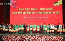 Chủ tịch Ủy ban Trung ương MTTQ Việt Nam Đỗ Văn Chiến tặng quà cho người nghèo, công nhân lao động tại Nghệ An