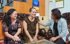 Động viên giáo viên, người có hoàn cảnh khó khăn lạc quan, vươn lên trong cuộc sống