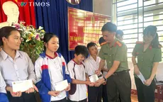 Công an tỉnh Đắk Nông trao tặng thẻ bảo hiểm y tế cho học sinh