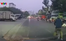 Sang đường không quan sát, cụ ông đi xe đạp suýt bị ô tô tông trúng