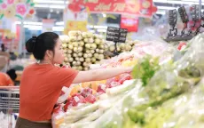 Nguồn cung hàng Tết đa dạng, giá cả hấp dẫn