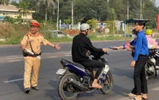 Đồng Nai: CSGT phát nước suối, khăn lạnh, tặng mũ bảo hiểm cho người dân về quê ăn Tết