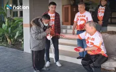 Triệu phú phát gần 2 tỷ tiền lì xì cho người dân