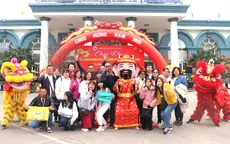 Đón đoàn du khách đến xông đất Hạ Long sáng ngày đầu năm