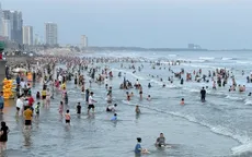 Du khách đổ về các bãi tắm tại Bà Rịa - Vũng Tàu ngày một đông