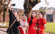 Xúng xính chụp ảnh Tết tại thành phố Huế