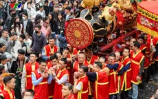 Hàng vạn người dân rước ‘ông pháo’ nặng một tấn ở làng Đồng Kỵ